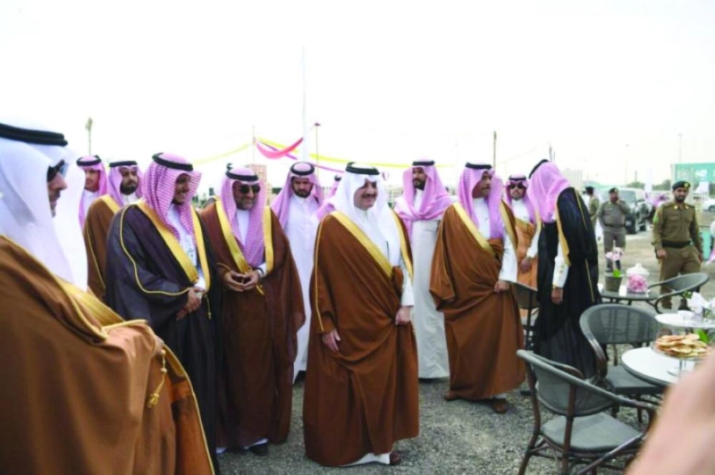 سعود بن نايف خلال تدشينه المهرجان (واس)
