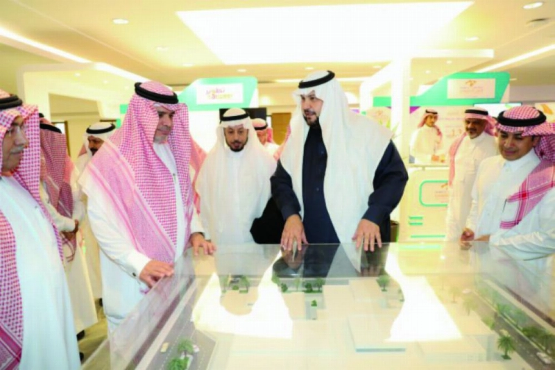 العيسى خلال رعايته لقاء القطاعات الهندسية بالرياض أمس (مكة)