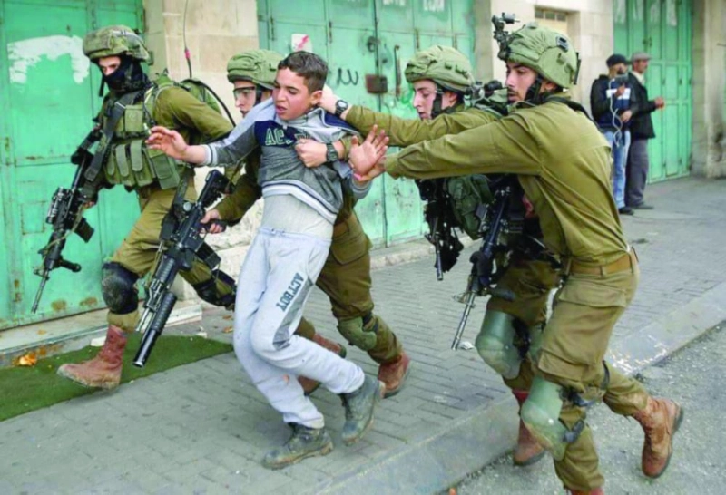 قوات الاحتلال تعتقل فتى فلسطينيا (تويتر)