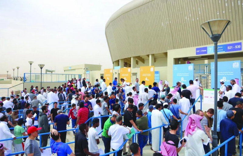 المشاركون في السباق ينتظرون الحصول على أرقامهم أمس (هيئة الرياضة)