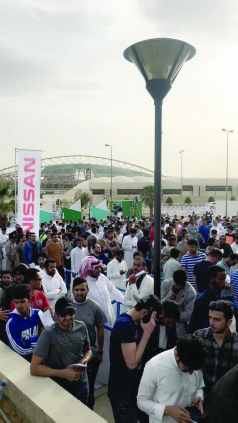 المشاركون في السباق ينتظرون الحصول على أرقامهم أمس (هيئة الرياضة)