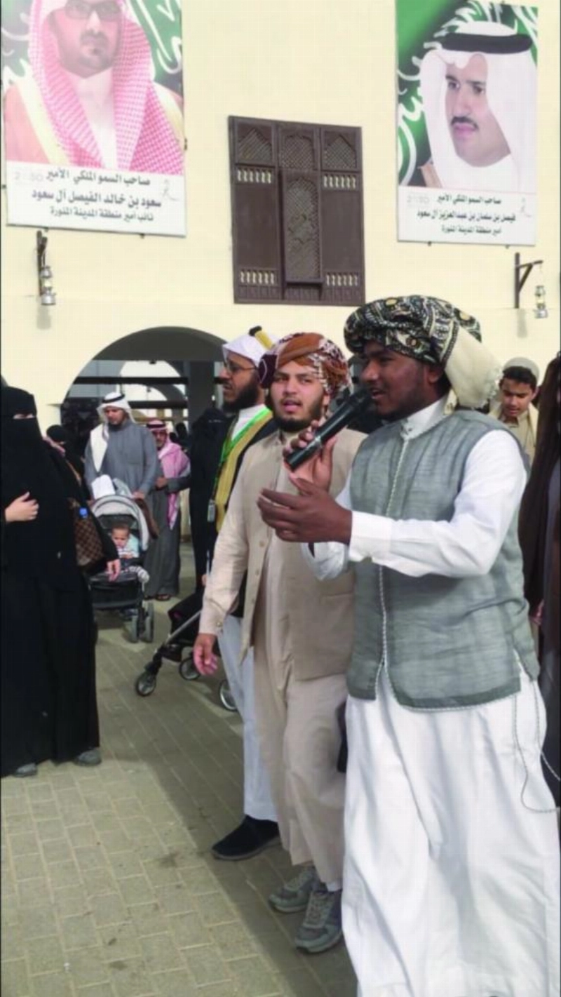 شباب المدينة يقدمون أنشودة طلع البدر