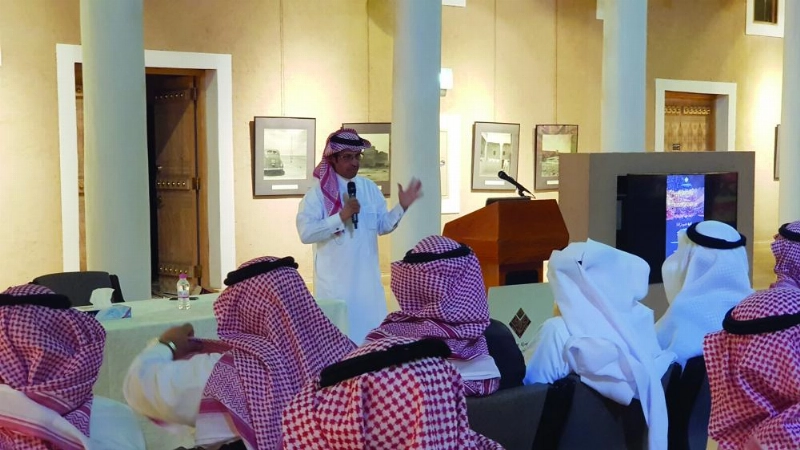 أحمد المزيد متحدثا إلى المثقفين خلال اللقاء (مكة)