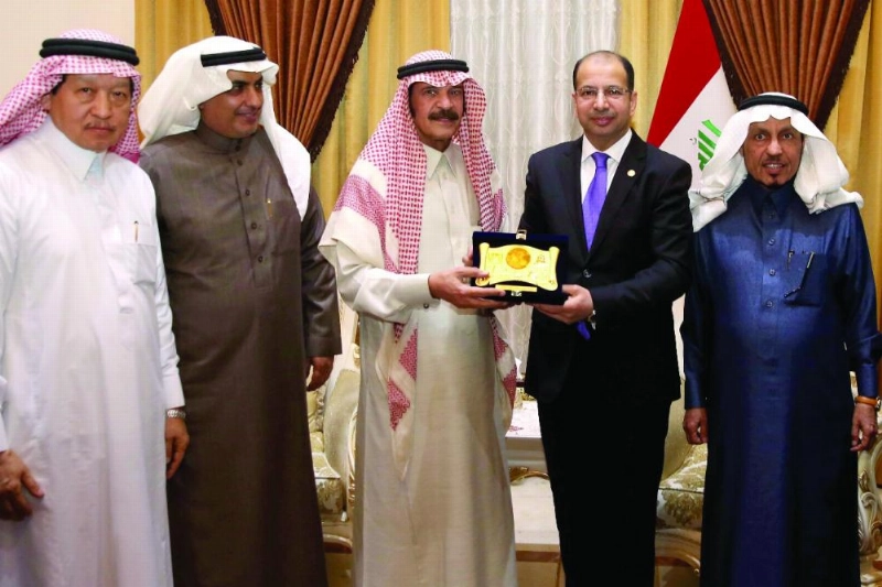 رئيس البرلمان العراقي مستقبلا رؤساء صحف سعودية في بغداد (مكة)