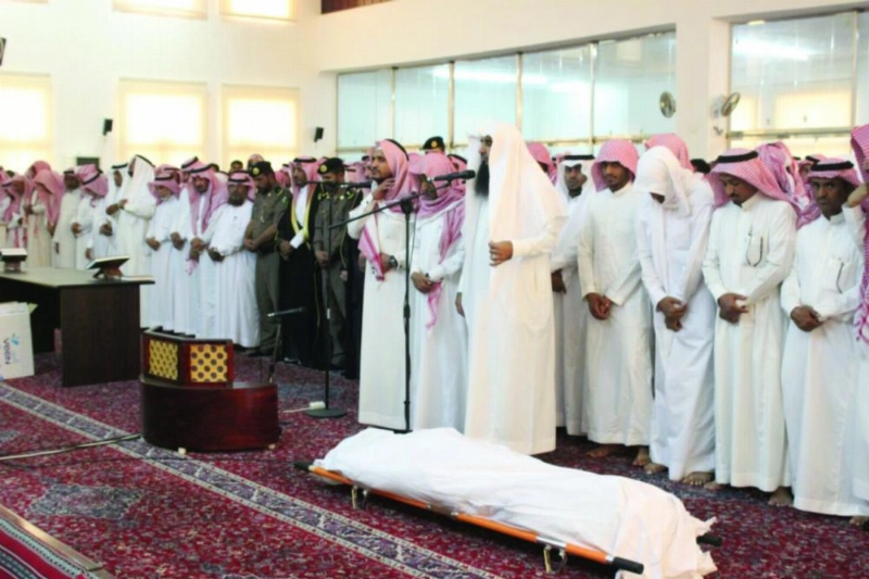 جموع تؤدي الصلاة على الشهيد حنش البارقي (مكة)