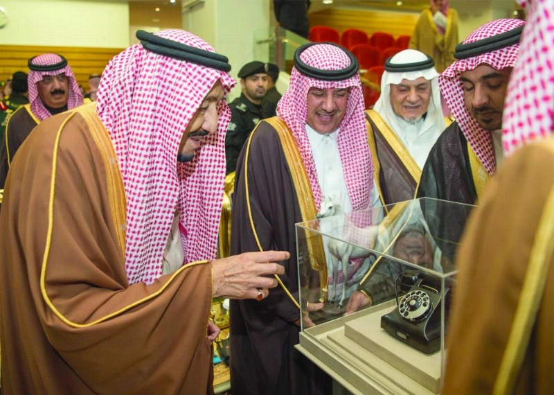 خادم الحرمين يتسلم هدية شركة الاتصالات التذكارية (واس)