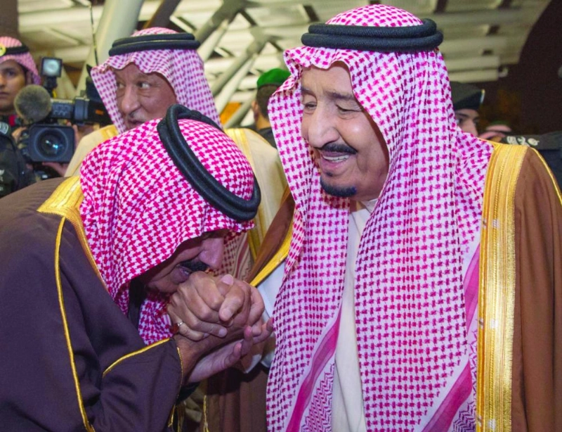 .. ومتعب بن عبدالله يقبل يد خادم الحرمين