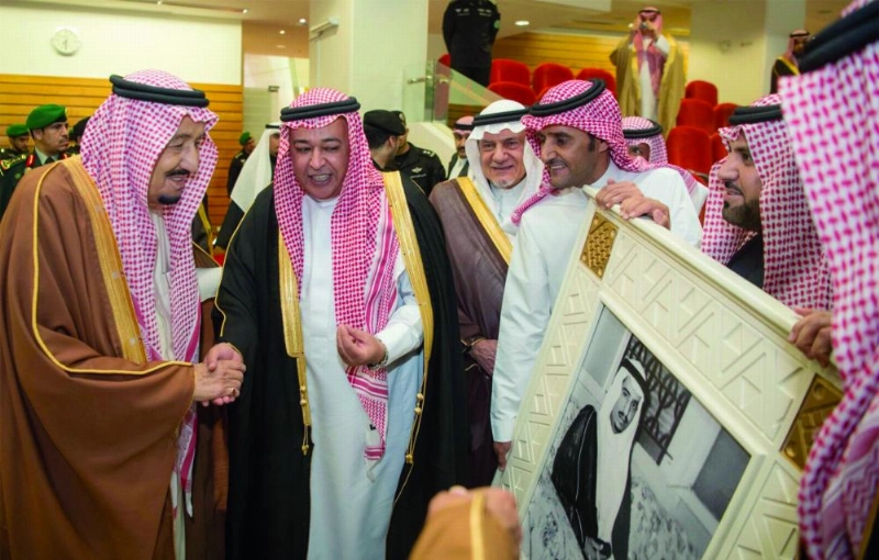 الملك سلمان يتسلم هدية مجموعة سامبا التذكارية