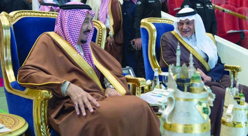 خادم الحرمين يتابع السباق
