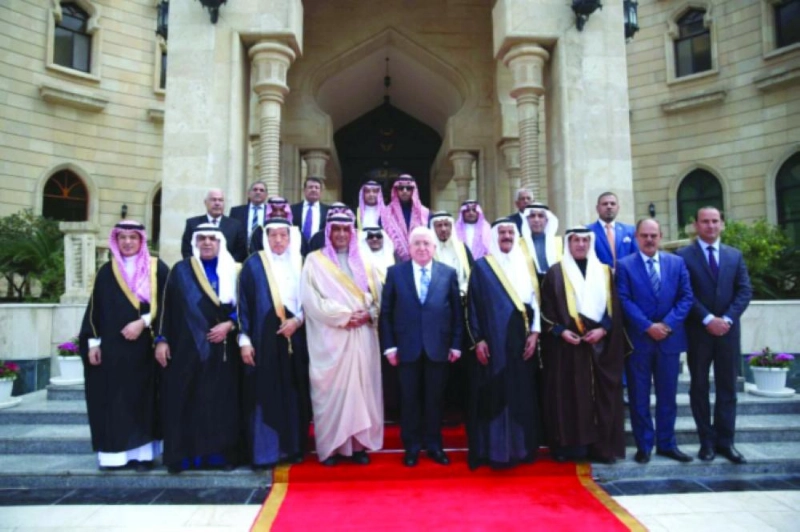 الرئيس العراقي مستقبلا الوفد الإعلامي السعودي (مكة)