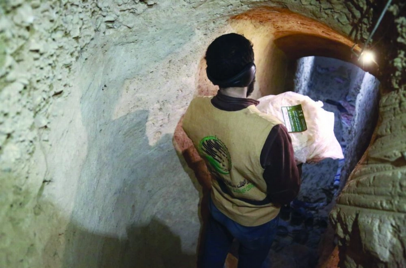 فريق من المركز يوزع سلالا غذائية في أنفاق الغوطة (واس)