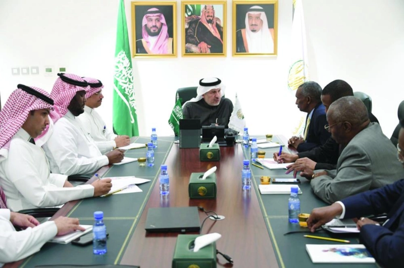 الربيعة مستقبلا محبوب معلم في الرياض أمس (واس)