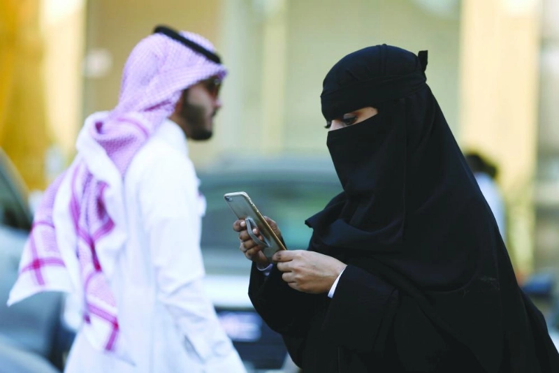 سيدة أثناء تصفح الجوال (مكة)