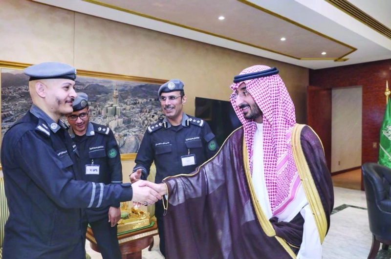 عبدالله بن بندر خلال لقائه علي الغامدي أمس (واس)