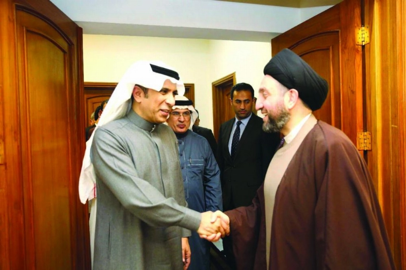 الحكيم يصافح الزميل علي الزيد