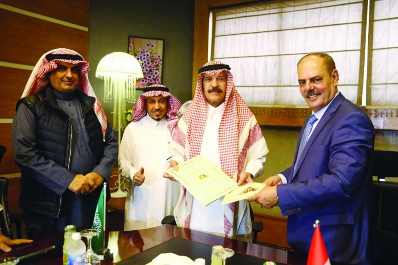 المالكي واللامي يتبادلان نسخ الاتفاقية الإعلامية بعد توقيعها
