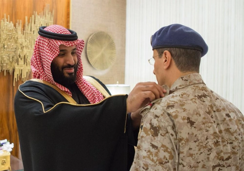 الأمير محمد بن سلمان يقلد الأمراء والمسؤولين رتبهم العسكرية (واس)