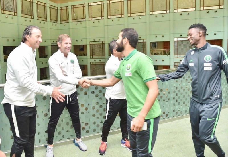 الجهاز الفني للأخضر مرحبا باللاعبين المنضمين للبعثة في جدة أمس (الاتحاد السعودي)
