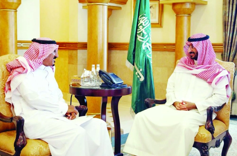 عبدالله بن بندر لدى استقباله فهد السماري (واس)