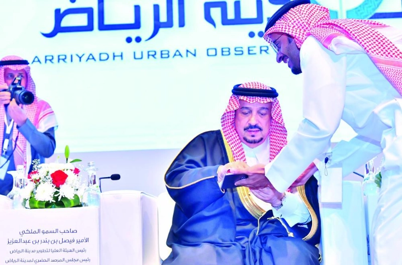 فيصل بن بندر لدى افتتاحه الملتقى الثاني للمرصد الحضري ( واس)
