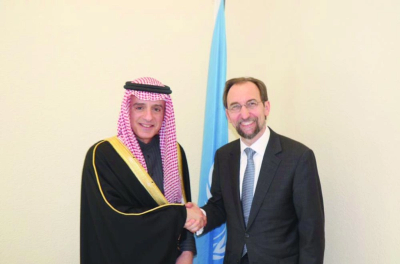الجبير يصافح مفوض حقوق الإنسان الأمير زيد الحسين (واس)