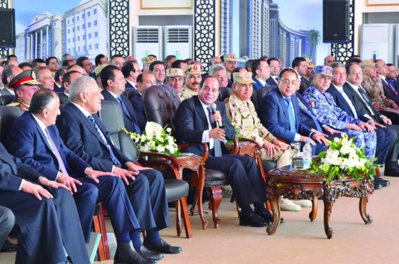 الرئيس المصري وإلى يمينه إبراهيم محلب (مكة)