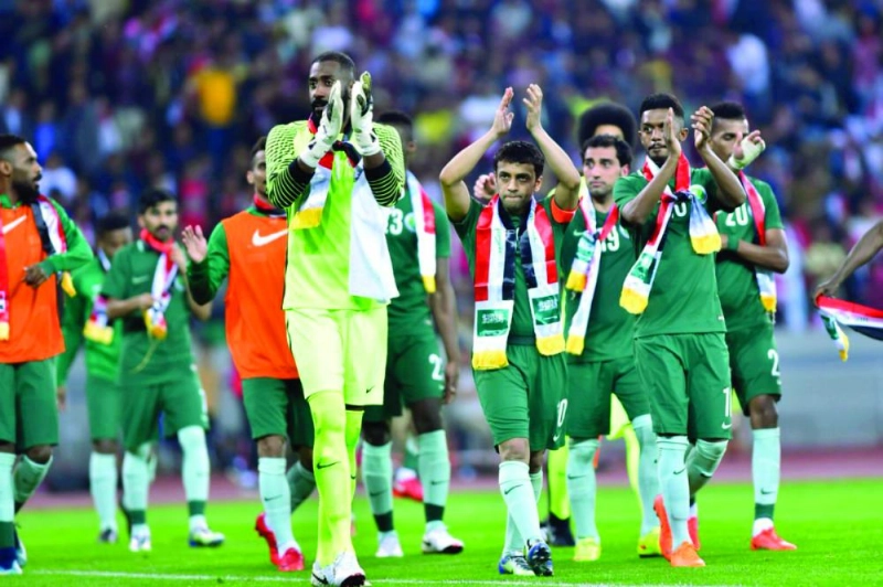لاعبو المنتخب يحيون الجماهير العراقية (إعلامي المنتخب)