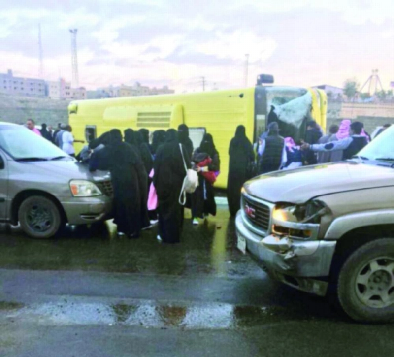باص طالبات جامعة الملك خالد بعد تعرضه لحادث مروري أمس (تويتر)