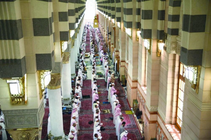 صلاة الجمعة في الحرم النبوي أمس (واس)