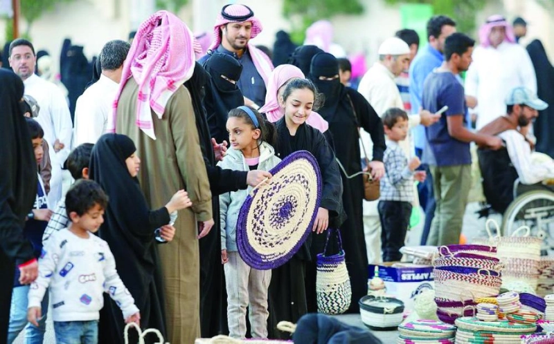 متسوقون في الجنادرية يشترون من أسر منتجة مشاركة (واس)
