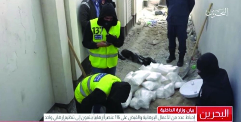 رجال الأمن خلال ضبط المواد المتفجرة (مكة)