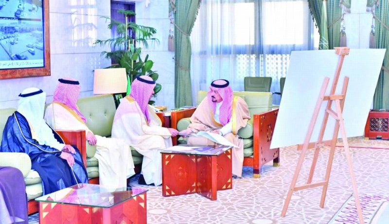 أمير الرياض أثناء استقبال وزير الإسكان والوفد المرافق (واس)