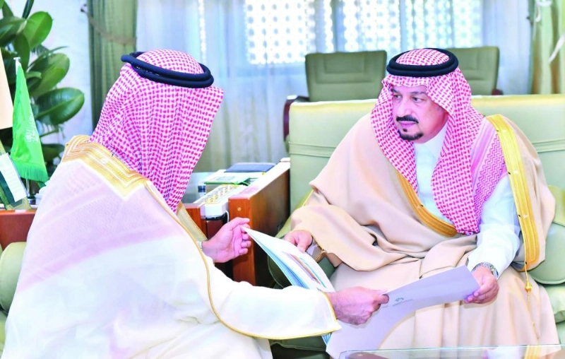 .. ويطلع على ملخص مشاريع المنطقة