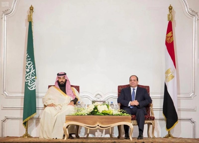 ولي العهد والرئيس المصري أثناء توقيع الاتفاقيات (واس)