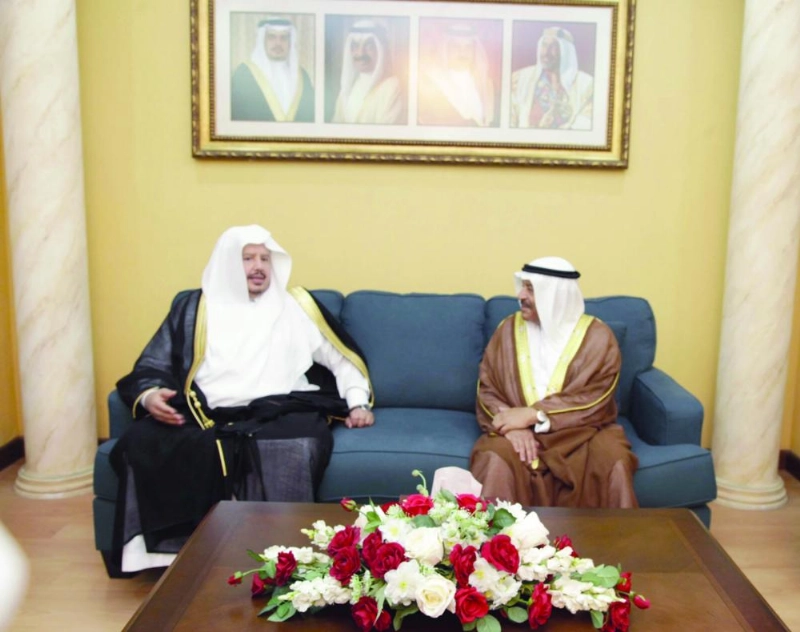 آل الشيخ خلال اجتماعه برئيس وزراء البحرين (واس)