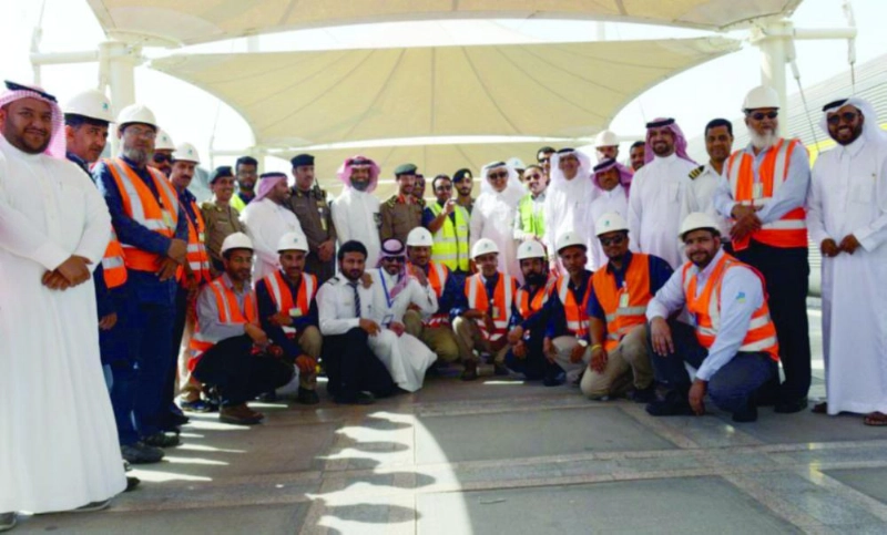 الرميح يتوسط فريق مشروع تطوير العربات (الخطوط الحديدية)