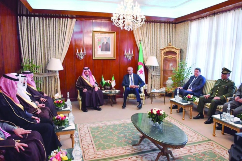 عبدالعزيز بن سعود ونورالدين بدوي خلال جلسة المباحثات (واس)
