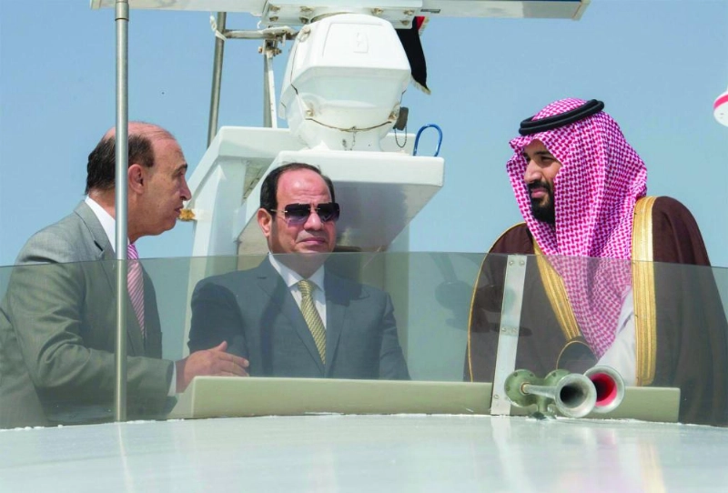 عبدالفتاح السيسي والأمير محمد بن سلمان خلال جولة بحرية في المجرى الملاحي لقناة السويس (واس)