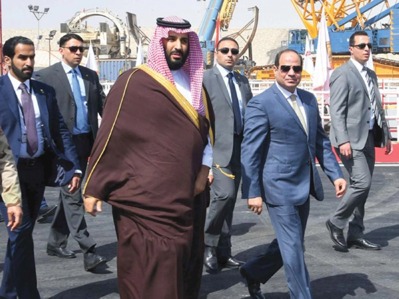 الرئيس المصري وولي العهد خلال زيارتهما لمنطقة قناة السويس بالإسماعيلية ( د ب أ )