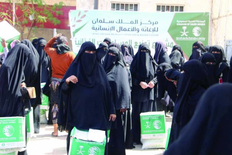 يمنيات يتسلمن المساعدات أمس (واس)