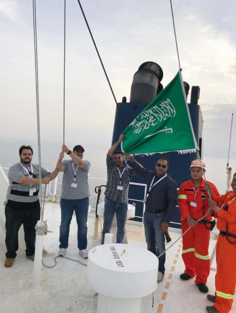 أثناء رفع العلم السعودي