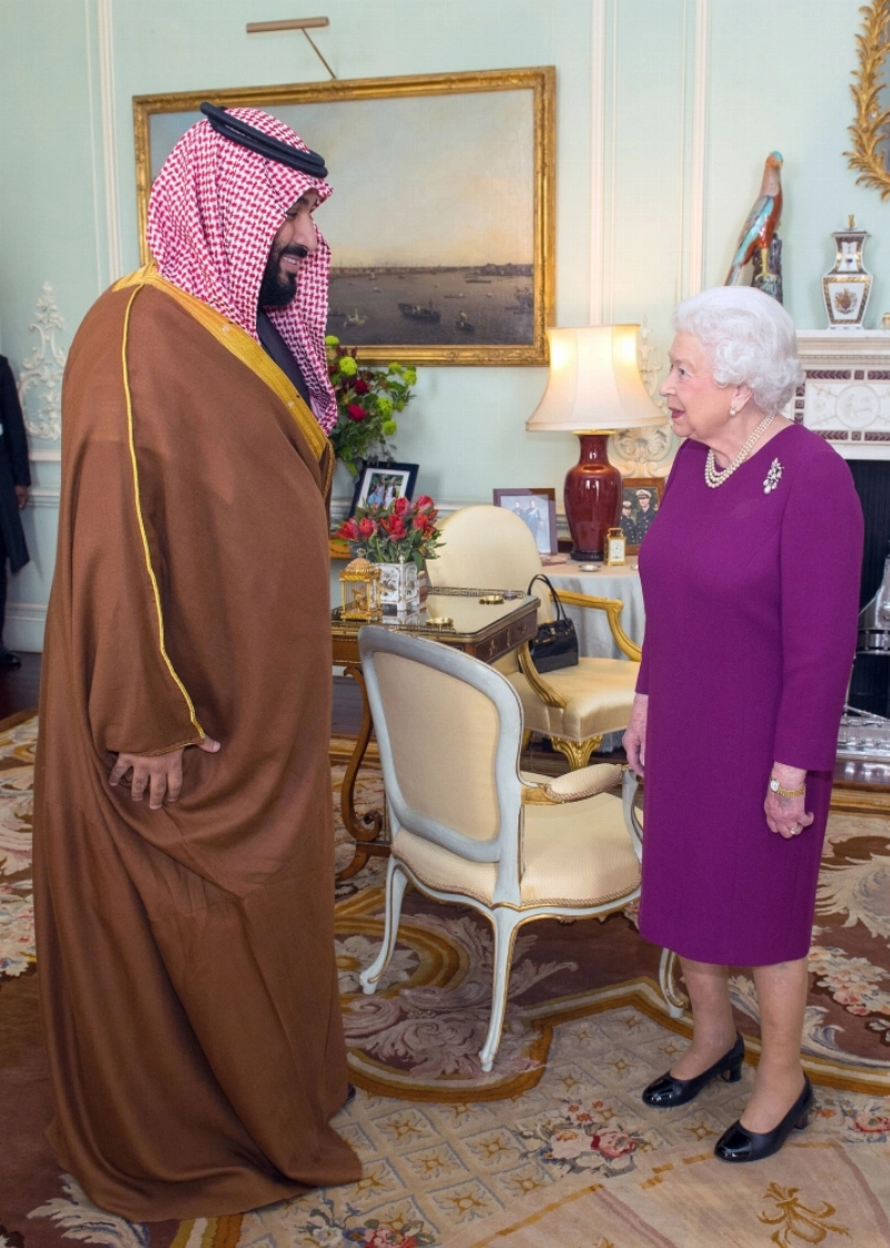 الملكة اليزابيث الثانية خلال استقبال الأمير محمد بن سلمان في قصر باكنجهام اليوم (د ب أ)