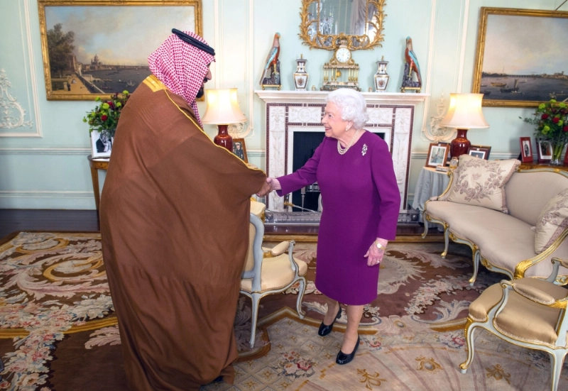 الملكة اليزابيث الثانية خلال استقبال الأمير محمد بن سلمان في قصر باكنجهام اليوم (د ب أ)