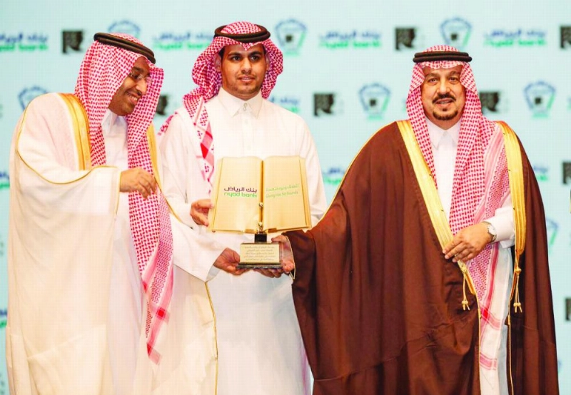 الزميل محمد حامد متسلما التكريم من أمير منطقة الرياض ورئيس أدبي الرياض (مكة)