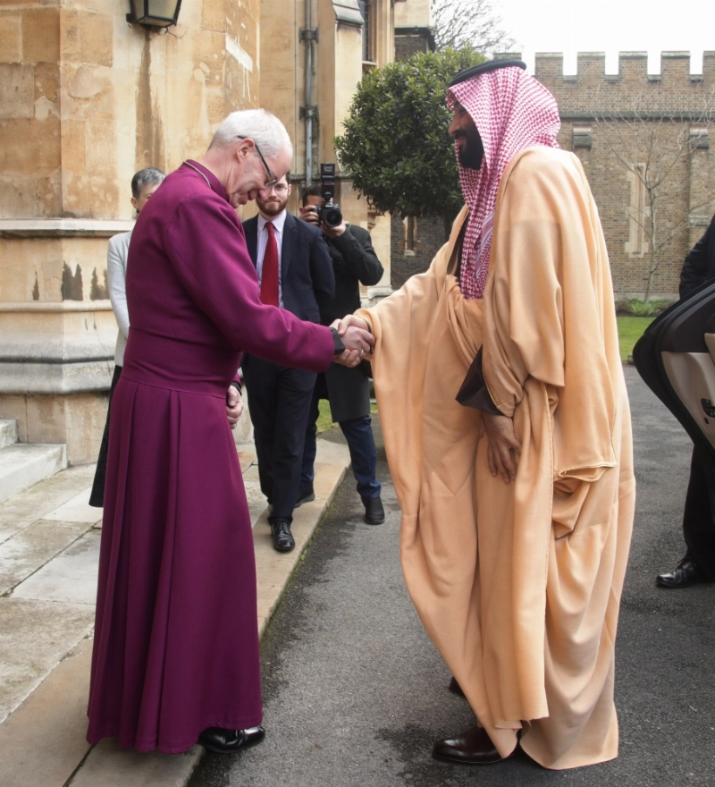 The Archbishop of Canterbury Justin Welby (L) shakes hands with Saudi Crown Prince Mohammad Bin Salman bin Abdulaziz Al Saud upon his arrival at Lambeth Palace in London, England, 08 March 2018. Photo: Yui Mok/PA Wire/dpa