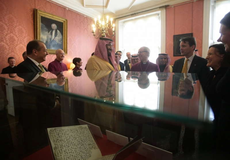 Saudi Crown Prince Mohammad Bin Salman bin Abdulaziz Al Saud (C) views the Birmingham Quran manuscript, one of the earliest surviving records of the Quran which dates back to between 568 and 645 AD at Lambeth Palace in London, England, 08 March 2018. Photo: Yui Mok/PA Wire/dpa
