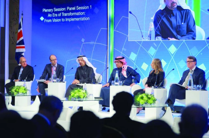 الفالح والتويجري يتوسطان مشاركي الجلسة الأولى
