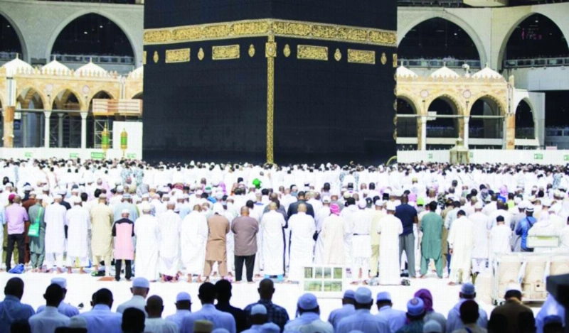 من صلاة الجمعة بالحرم المكي أمس (واس)