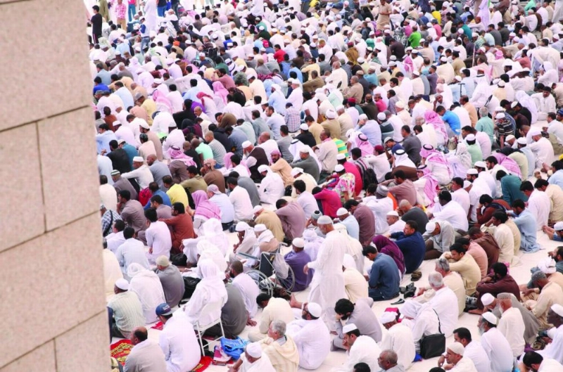 مصلون يستمعون لخطبة الجمعة في الحرم النبوي أمس (واس)