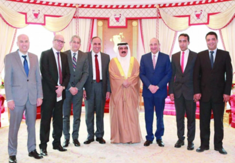 ملك البحرين مع وفد الأهرام (الأهرام)